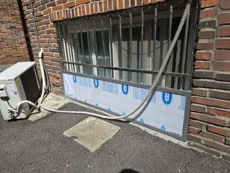 창문 하단 근접샷 촬영 예시