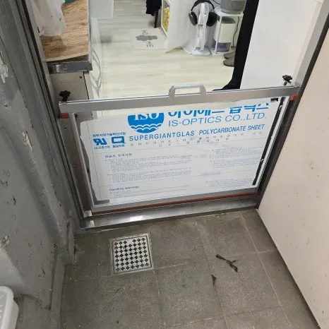 출입구 전체샷 촬영 예시
