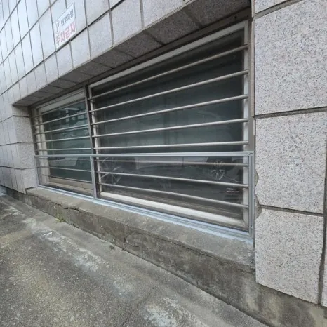 근린생활시설 반지하 창문 차수판 시공 후