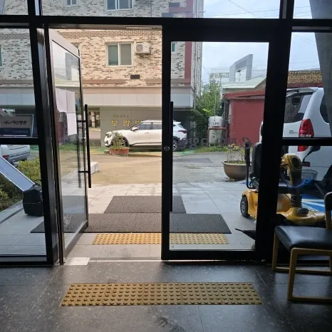 상가 유리문 출입구 차수판 시공 전