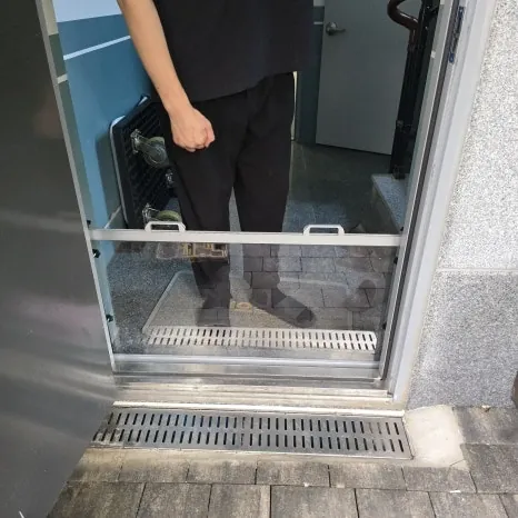 상가 유리문 차수판 시공 후